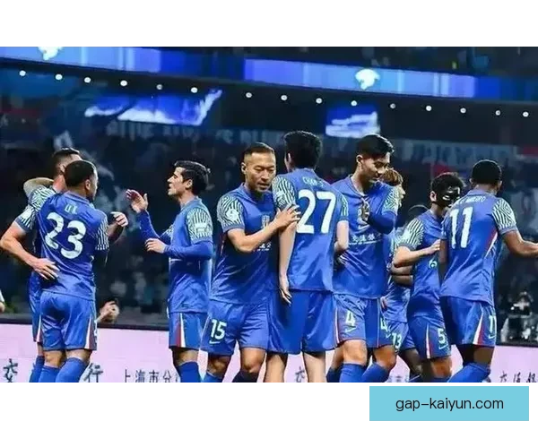 上海申花球迷蓝宝持续提升球队支持热情，备受关注