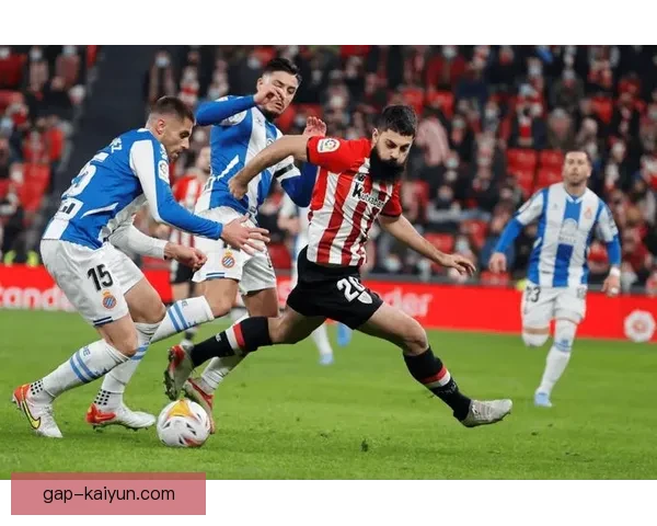 足球新秀登场后表现稳健，未来发展备受关注